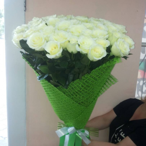 Букет 55 белых роз "Эквадор"